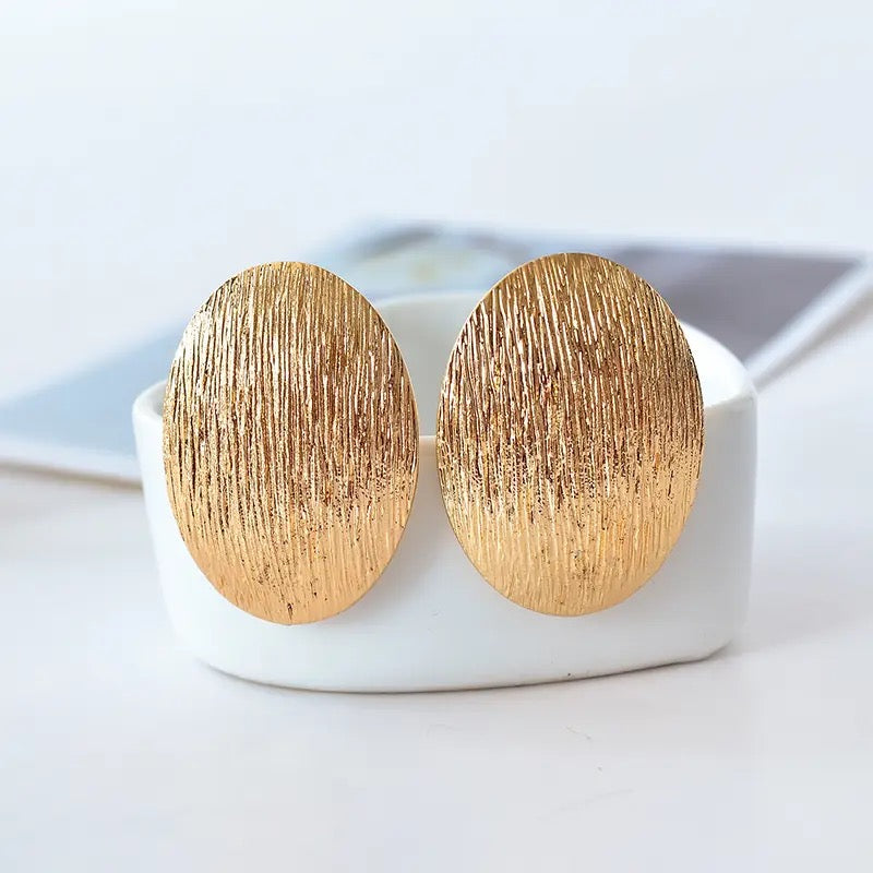 ALMOND STUD